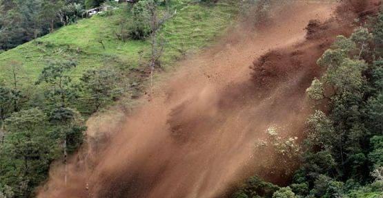 <p>Japon bilim adamları, 1971 yılında bir tepelik araziyi yangın hortumları ile bol miktarda suladılar. Amaç, toprak kayması ve yağmur fırtınası efekti yaratmaktı. Tepenin aniden çökmesi ile 4 bilim adamı ve 11 izleyici kişi hayatını kaybetti. Sonuçta bilim adamı olsanız bile tedbirli olmak gereklidir.</p>
