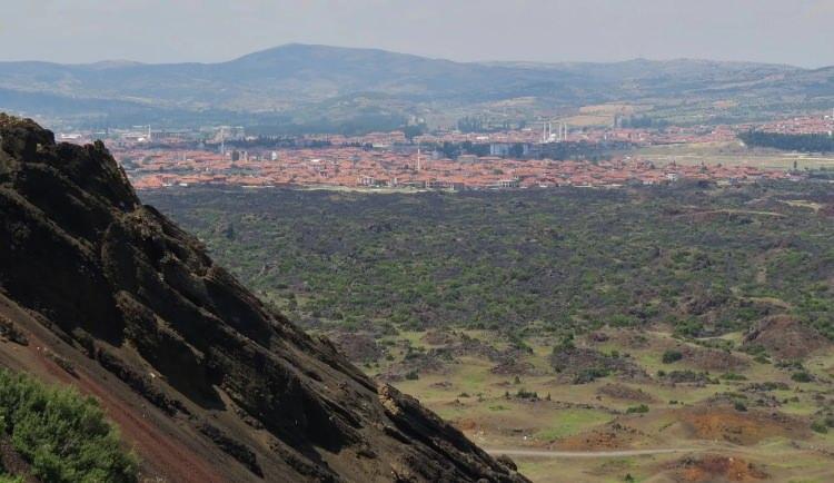 <p>Gerek tarihsel anlamda, gerekse volkanizma ve insan yaşamının kesişmesi açısından Kula'da bulunan ayak izleri ülkemiz açısından eşsiz bir değere sahiptir. Ayak izlerini tarihlendirmek üzere yapılan en son çalışmada, izlerin üzerinde bulunduğu volkanik ürünlerden ve izleri üzerleyen volkanik ürünlerden farklı yöntemlerle yaş tayinleri yapılmış ve izlerin Tunç çağına (MÖ 3000- MÖ1200) ait olduğu belirtilmiştir</p>
