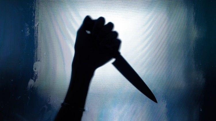 <p>Bazı kaynaklar seri katili, cinayetler arasında belirli zaman dilimleri ve gerekliliklerle birlikte üç veya daha fazla kurban öldüren kişi olarak tanımlayabilir.</p>
<p> </p>
<p><strong>Farklı ülkeler farklı tanımlara sahip olabilir ve bu da raporlanan verileri etkileyebilir.</strong></p>
