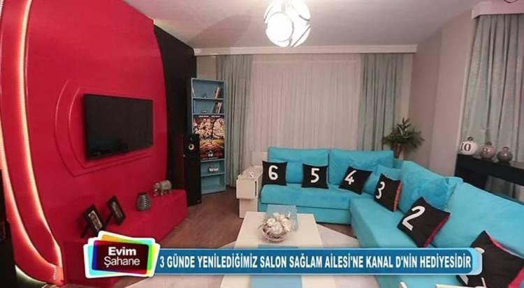 <p><span style="color:#800000"><strong>YEMEK MASASINA DÜĞÜN FOTOĞRAFI YERLEŞTİRDİ!</strong></span></p>

<p>Özellikle mimarlığını üstlendiği salonun tamamının pembe tonlarda olması ve yemek masasına düğün fotoğrafının yerleştirilmesi, yıllar sonra görenleri şoke etti.</p>
