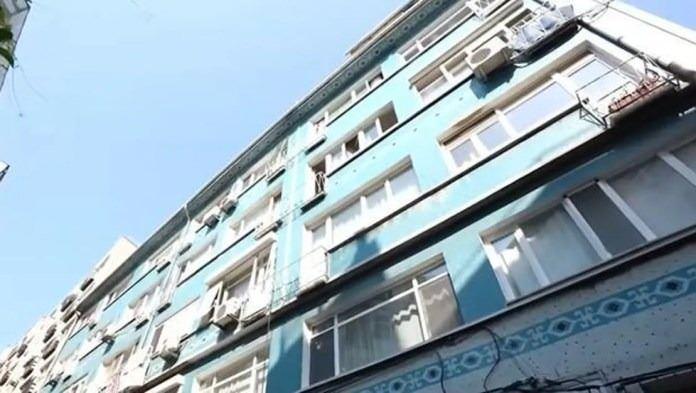 <p><em><strong>"Benim için ev ya bahçe katı ya da çatı katı olacak"</strong></em> diyen şarkıcının adeta nostalji kokan evinde İstanbul temalı tablolar da gözlerden kaçmadı. </p>