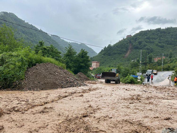 <p>Trabzon'da etkili olan sağanak yağış nedeniyle sel ve heyelan meydana geldi. Sağanak yağış sonrası oluşan taşkınlar nedeniyle sürücüler zor anlar yaşadı. </p>
