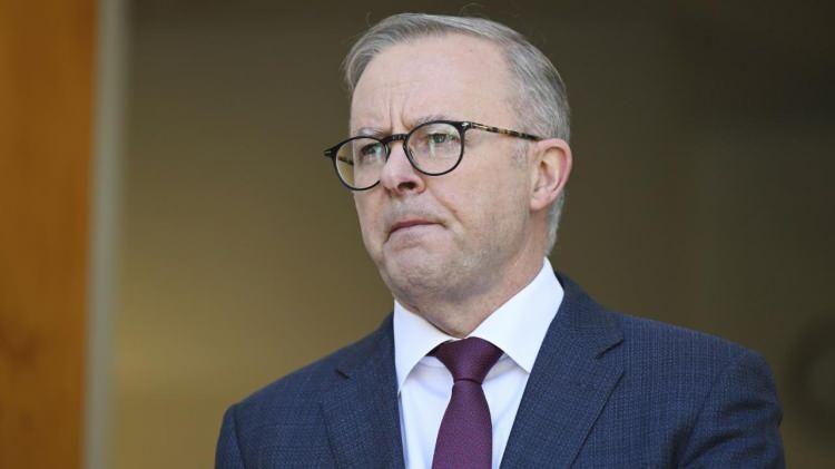 <p><strong>BAŞBAKAN ANTHONY ALBANESE</strong></p>
<p> </p>
<p><span style="color:#B22222"><strong>Dipnot:</strong></span></p>
<p> </p>
<p>Avustralya hükümeti israil'i desteklemesine rağmen Gazze'deki saldırılara tepki göstermiştir.</p>