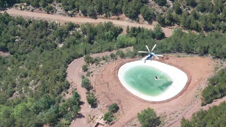 <p>Derince, bu araçları kullanan pilotların da havuzdan su alma, yangın esnasında suyu boşaltma ve yangınla mücadele konularında gerekli eğitimleri aldıklarını kaydetti.</p>
<p> </p>