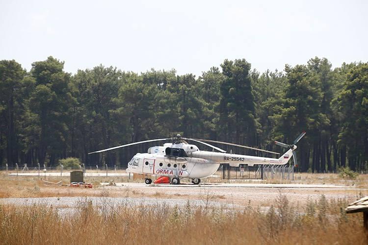 <p>Yaklaşık 3,5 saat havada kalabilen helikopterlerin su alma haznelerinin 3 ton olduğunu bildiren Derince, Antalya'da bulunan uçakların ise hem denizden su alabildiğini hem de havalimanında su ikmali yapabildiğini dile getirdi.</p>
<p> </p>