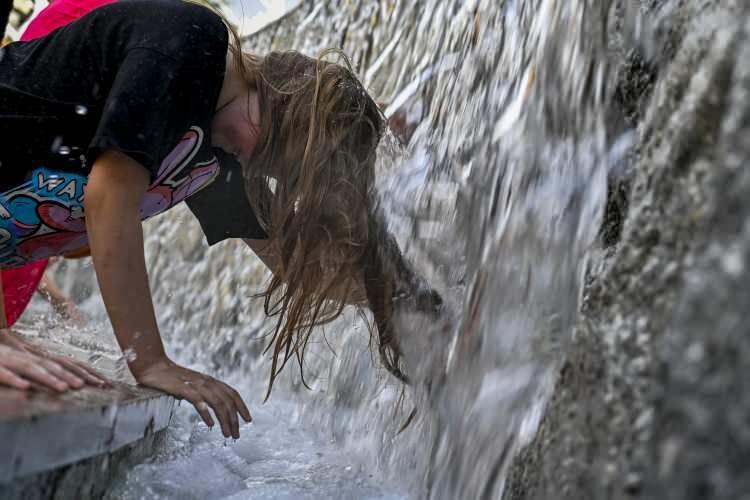 <p>B&uuml;y&uuml;k deprem beklentisi olan yerler Marmara, Bing&ouml;l Yedisu gibi b&ouml;lgeler. Buralar artık zamanını doldurmuş herhangi bir zamanda olabilecek depremler. Maalesef ne toplum ne kişi ne idare olarak depreme hazır olduğumuz s&ouml;ylenemez.</p>

<p>&nbsp;</p>

