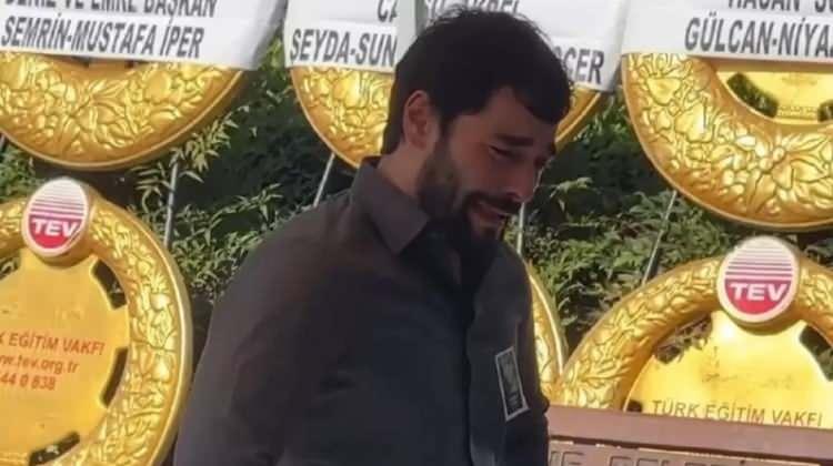 <p>Cenaze sürecinde annesinin tabutunun başından bir an olsun ayrılmayan ünlü oyuncunun gözyaşları bir an olsun dinmedi. </p>