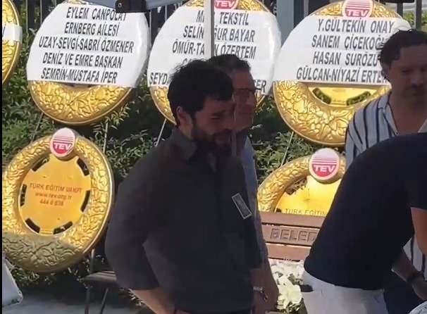 <p>Cenazenin ardından ilk defa paylaşımda bulunan Akın Akınözü, bu süreçte destek mesajı gönderen herkes için teşekkür etti. Kısa süre içerisinde hızla yayılan paylaşım, sosyal medyada yoğun ilgi gördü. </p>