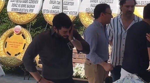 <p><strong>"İYİ Kİ VARSINIZ"</strong></p>
<p>Ünlü oyuncu, paylaşımı sırasında <em><strong>"Biricik annem Özlem Akınözü’nü sonsuzluğa uğurlarken,bizleri yalnız bırakmayarak gerek yakından, gerek uzaktan acımızı paylaşan tüm sevenlerimiz gösterdi ki; annem arkasında çok güzel bir aile bırakmış… Annemin gözünü arkada bırakmadığınız ve onun huzurla uyumasını sağladığınız için hepinize çok teşekkürler.. İyi ki varsınız."</strong></em> ifadelerini kullandı.</p>