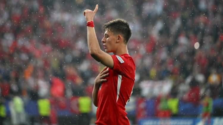 <p>Haberde ayrıca Arda'nın EURO 2024'te milli forma ile başarılı performansına değinilirken, İtalyan kulübü Milan'ın da yıldız futbolcu için Real Madrid'in kapısını çaldığı ancak Madrid yönetiminin bu kiralama teklifini jet hızıyla reddettiği hatırlatıldı.</p>
