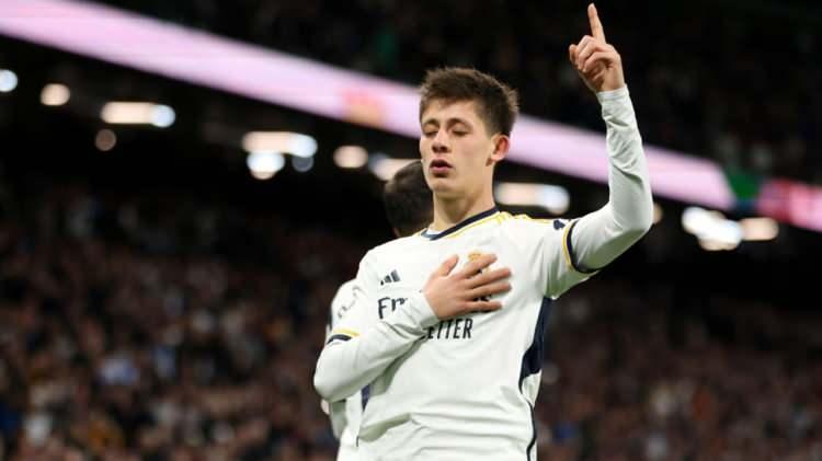 <p>Geçen sezon şanssız sakatlıklar nedeniyle fazla forma şansı bulamayan Arda Güler, LaLiga'da çıktığı 10 maçta 6 gol atmayı başarmıştı.</p>
