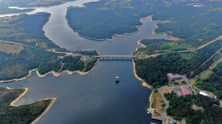 <p>İstanbul'daki barajların kendi kapasitelerine g&ouml;re doluluk verileri de değerlendirmeye alındı. Buna g&ouml;re İstanbul'un doluluk oranı en y&uuml;ksek barajı y&uuml;zde 74,25 ile Terkos Barajı olurken doluluk oranı en d&uuml;ş&uuml;k baraj ise y&uuml;zde 30,51 ile Alibey Barajı oldu. Diğer barajlardaki doluluk oranları da şu şekilde kaydedildi;</p>

<p>&nbsp;</p>
