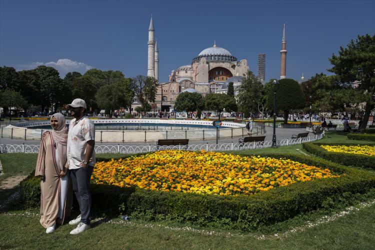 <p>Ayasofya-i Kebir Cami-i Şerifi'ne gelen insanların Müslüman olmak için kendilerine başvurduğunu aktaran Aktürkoğlu, günlük ortalama bir veya iki kişinin ihtida merasimini camide yaptıklarını kaydetti.</p>
