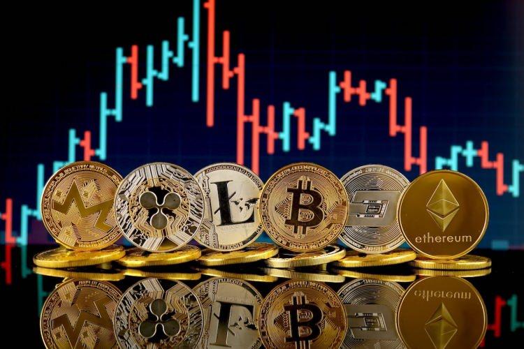 <div id="ag-1721630190762"> </div>

<p>Haziran ayında Trump Bitcoin madencileriyle bir araya gelmiş ve daha sonra Truth Social hesabında Bitcoin madenciliğinin bir merkez bankası dijital para birimine atıfta bulunarak<strong> “CBDC’ye karşı son savunma hattımız”</strong> olabileceğini belirtmişti.</p>

<p>Buna ek olarak kalan tüm BTC’lerin ABD’de üretilmesi gerektiğini savunmuştu.</p>

<p>Halka açık iki büyük firma olan Marathon Digital ve Riot Platforms’un hisseleri o zamandan bu yana yaklaşık %30 arttı. Kaynaklara göre Cipher Mining, potansiyel devralma ilgisi nedeniyle neredeyse %50 artış gösterdi.</p>
<script src="chrome-extension://lopnbnfpjmgpbppclhclehhgafnifija/aiscripts/script-main.js"></script>
