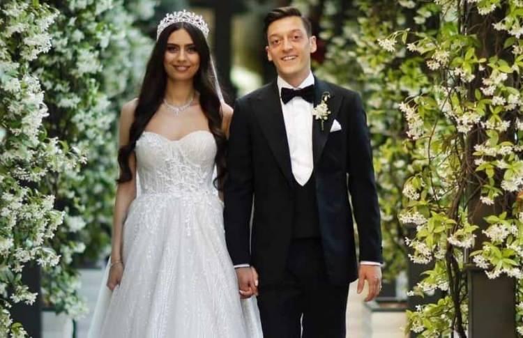 <p><strong>Oyuncu Amine Gülşe ile mutlu bir evlilik yürüten Mesut Özil, yardımseverliliği İle gönüllere taht kurmaya devam ediyor. </strong></p>