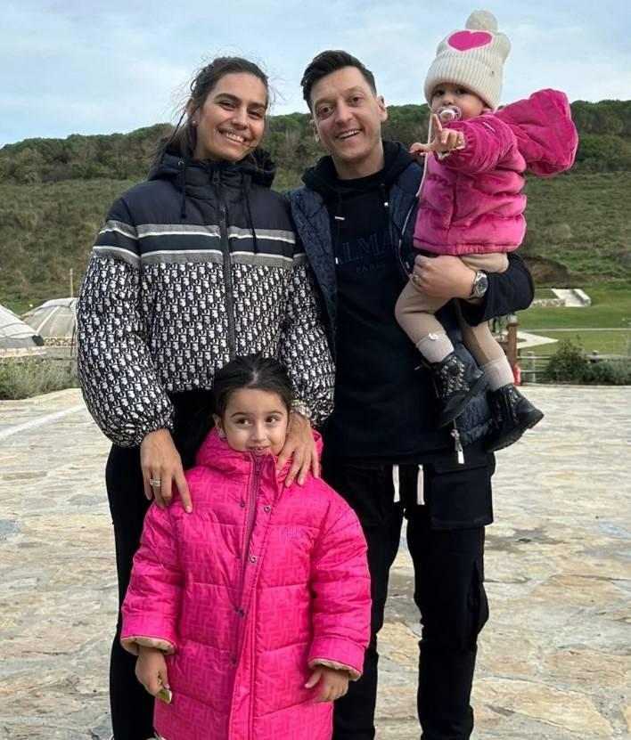 <p><span style="color:#B22222"><strong>ÇOCUKLARA OKUMA ALIŞKANLIĞI KAZANDIRACAK</strong></span></p>
<p><strong>Padişahların hayatını merak edip okuyan Mesut Özil Yavuz Sultan Selim'e dair kaynaklar topluyor. Özil, bu okuma alışkanlığını çocuklara da aşılamak istiyor. </strong></p>
<p> </p>
<p> </p>