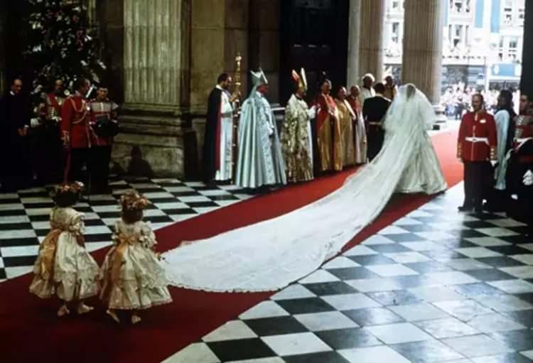 <p>Prens Charles ve Lady Diana: </p>

<p>166 milyon dolar</p>
