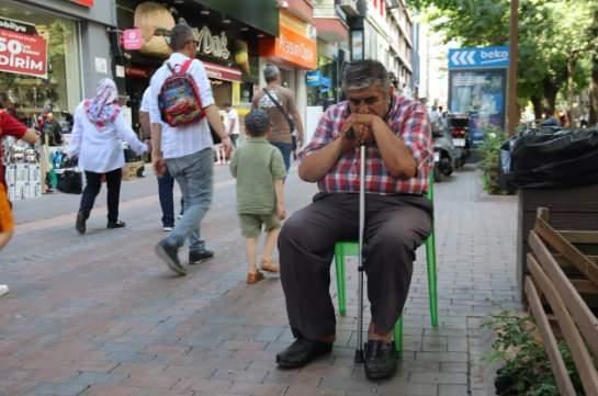 <p>Yatamadığı için sürekli yorgun uyanan Işık'ın en büyük hayali ise rahat bir yatakta deliksiz bir uyku. Ayaklarında ve bacaklarındaki bazı damarların tıkalı olan ve belden alt kısmında şişlikler oluşan Işık, yürümekte de zorluk çekiyor. Sırt üst yattığı günleri özlemle hatırlayan Muzaffer Işık, sağlığın ne kadar önemli olduğunu bu vesileyle çok iyi anladığını belirtti. Işık Allah'a her gün sırt üstü yatacağı günün gelmesi için dua ediyor.</p>

<p> </p>
