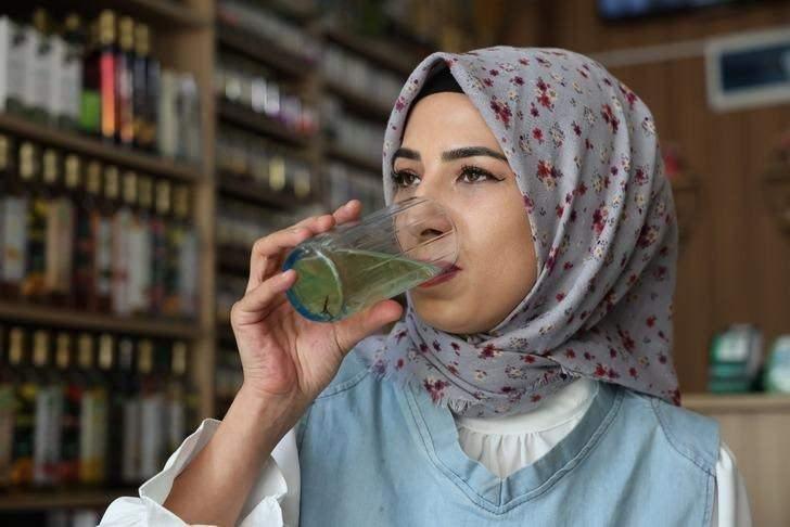 <p>Okul çağındaki çocuklar için annelerimiz gazlı içecekler ya da hazır paketli gıdalar yerine bu tarz evde yapım doğal ürünler tercih edebilirler. Bu hem çocuğun vücudu hem bağışıklık kazanır, hem de büyüme hormonlarına katkı sağlar" diye konuştu.</p>