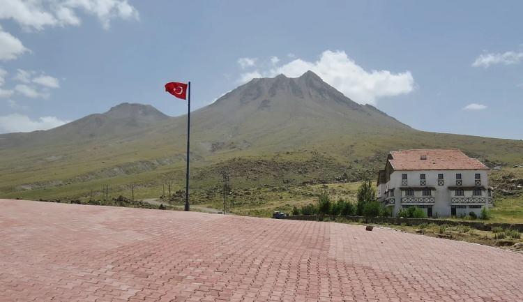 <p>Volkanın çevresinde birçok cüruf konisi ve bunlarla ilişkili lav akıntıları da bulunur.</p>
