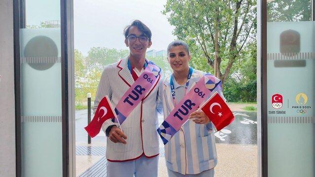<p>Açılış seremonisine Türk bayrağını, son Olimpiyat şampiyonlarımız Mete Gazoz ile Busenaz Sürmeneli taşıdı.</p>