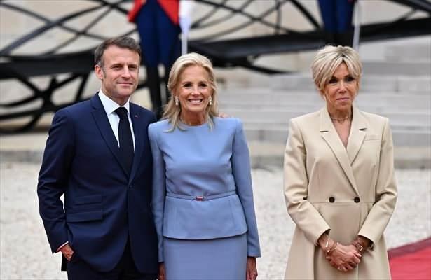 <p>Elysee Sarayı'nda düzenlenen resepsiyona katılan ABD Başkanı Joe Biden'ın eşi Jill Biden'ı Fransa Cumhurbaşkanı Emmanuel Macron ve eşi Brigitte Macron karşıladı.</p>