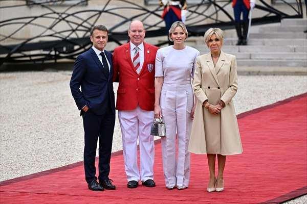 <p>Elysee Sarayı'nda düzenlenen resepsiyona katılan Monako Prensi II. Albert ve eşi Prenses Charlene'i  Fransa Cumhurbaşkanı Emmanuel Macron ile eşi Brigitte Macron karşıladı.</p>
