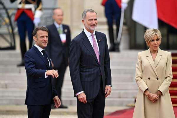 <p>Elysee Sarayı'nda düzenlenen resepsiyona katılan İspanya Kralı 6. Felipe'yi Fransa Cumhurbaşkanı Emmanuel Macron ile eşi Brigitte Macron karşıladı.</p>