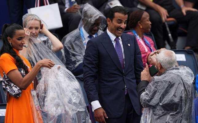 <p>Fransa'da Paris 2024 Yaz Olimpiyat Oyunları'nın açılış seremonisinin yapılacağı alana devlet başkanları ve davetliler gelmeye başladı. Katar Emiri Şeyh Temim bin Hamed Al Sani, alana geldi.</p>
