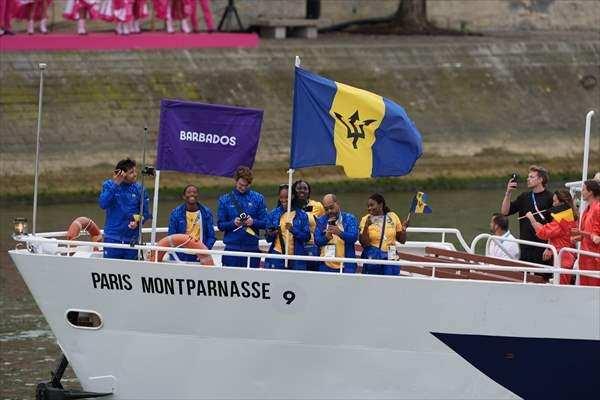 <p>Fransa'da Paris 2024 Yaz Olimpiyat Oyunları açılış seremonisi kapsamında katılımcı ülkelerin kafileleri, Sen Nehri üzerinden tekne ile geçerek sporseverleri selamladı.</p>

<p> </p>
