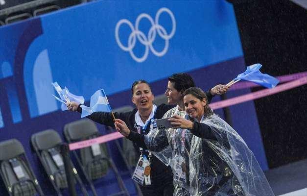 <p>Yağmur altında gerçekleştirilen açılış töreninde sporseverler ülkelerinin bayrakları ile törene katıldı.</p>
