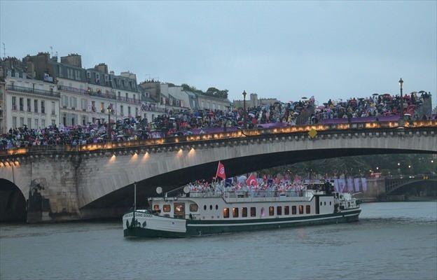 <p>Oyunlarda, Türkiye'yi temsil edecek milli sporcular da ellerinde Türk bayraklarıyla açılış seremonisinde yer aldı.</p>

