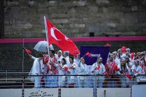 <p>Oyunlarda, Türkiye'yi temsil edecek milli sporcular da ellerinde Türk bayraklarıyla açılış seremonisinde yer aldı.</p>
