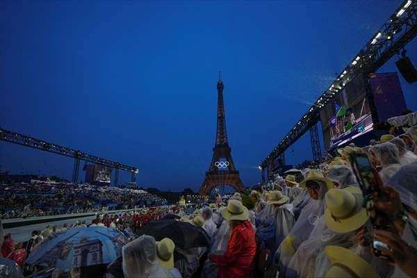 <p>Törende 204 ülke sporcuları ile Mülteci Olimpiyat Takımı'nı taşıyan 85 tekne, Austerlitz Köprüsü'nün altından yola çıkarak Sen Nehri boyunca Eyfel Kulesi'nin olduğu noktaya, Iena Köprüsü'ne kadar 6 kilometreyi aşkın mesafe boyunca geçit yapmaya başladı. </p>
