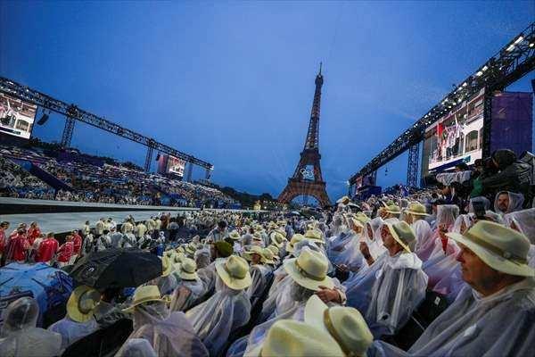 <p>Sporseverler, yağmur altında töreni takip etti.</p>
