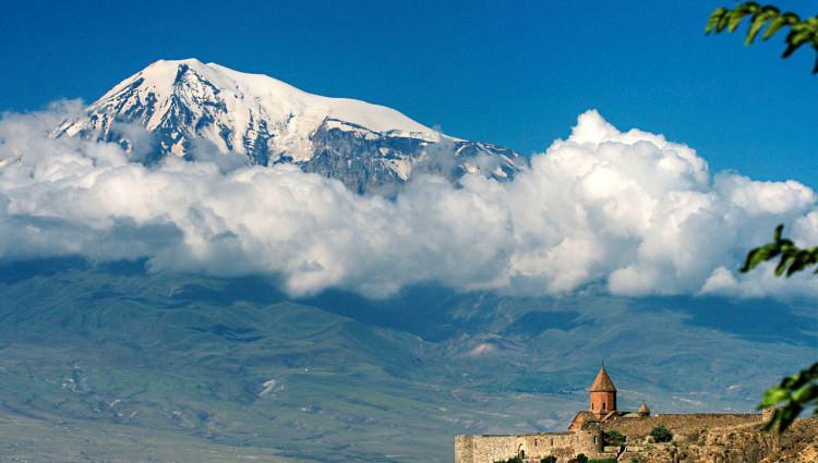 <p>Ağrı Dağı - Volkan tipi: Stratovolkan​, Volkan numarası: 213040​, Yükseklik: 5165 m​., En yakın şehir: Iğdır ~30 km​, 100 km içindeki nüfus: 2 milyon 811 bin 646</p>
