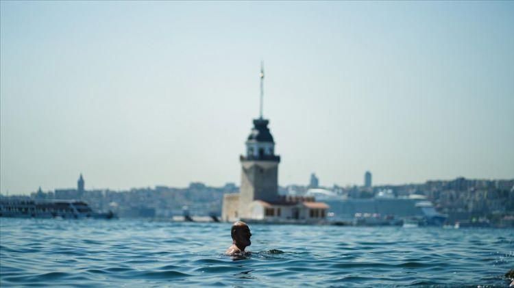 <p><span style="color:#B22222"><strong>İSTANBUL</strong></span></p>

<p>İstanbul'da bugün ve çarşamba günü gök gürültülü sağanak beklendiğini dile getiren Özdemirci, 3 gün boyunca sıcaklıkların gündüz 32-33, gece 25-26 arasında seyredeceğini söyledi.</p>
