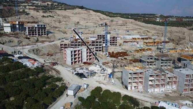 <p><em><strong>"...Ayrıca, Hatay ili, Samandağ İl&ccedil;esi, Hıdırbey Mahallesi 424 Adet Konut İnşaatı ile Altyapı ve &Ccedil;evre D&uuml;zenlemesi İşi ile ilgili olarak 22.07.2024 Tarihinde sosyal medyaya yansıyan olumsuz g&ouml;r&uuml;nt&uuml;lerin tamiratları teknik şartnamelere uygun bir şekilde yapılmıştır. Yapılan tamiratlar fotoğraflar ile g&ouml;sterilmektedir.&rdquo;</strong></em></p>
