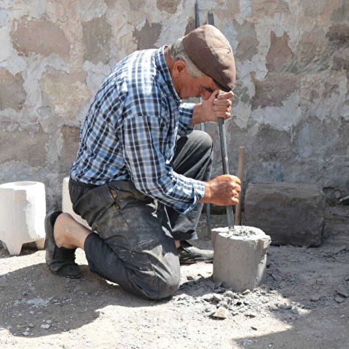 <p><strong>Bunun yoğurdunu yiyenler bu taşı bilir, alır. Yumuşak bir taş olduğu için yoğurdu süzüyor. Bu taşın ocağı bizde var. Bu meslek bizim buralarda 150-200 yıllık." şeklinde konuştu.</strong></p>
