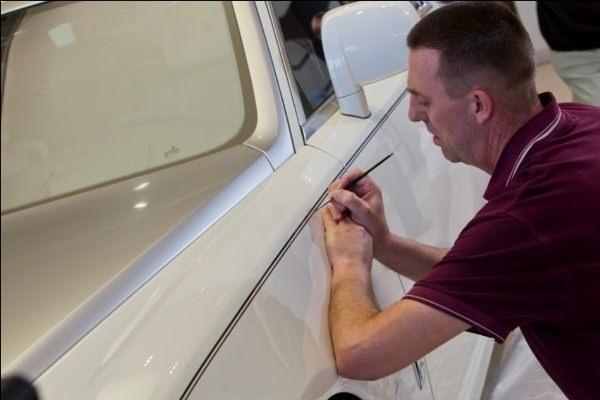 <p>Rolls Royce çizgileri ona emanet</p>
<p>2003'ten beri tüm Rolls-Royce araçlarına ince çizgiler çizen tek kişi Mark Court'tur.</p>