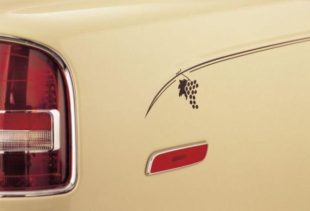 <p>Court, Rolls-Royce otomobillerindeki ince şeritlerin el boyamasıyla yapılmasından sorumludur.</p>
<p> </p>