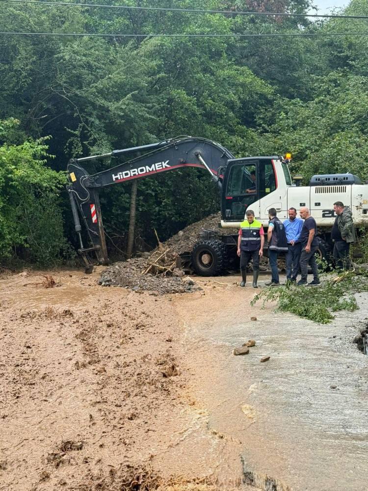 <p>Öte yandan AFAD ve Meteoroloji Genel Müdürlüğü, yağışların bugün, gece saatlerine kadar bölgede etkili olacağını duyurup, vatandaşlardan özellikle dere yataklarından ve heyelan riski olan bölgelerden uzak durmaları istendi.</p>
