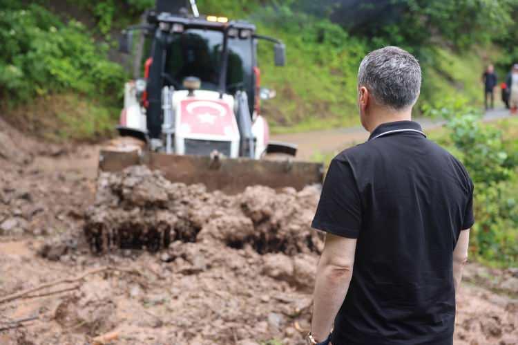 <p>Trabzon Büyükşehir Belediyesi, kentin özellikle doğu ilçelerinde etkili olan yağıştan kaynaklanabilecek sel ve heyelanlara anında müdahale edilmesi amacıyla sürdürülen çalışmalara ilişkin açıklamada bulundu. </p>
