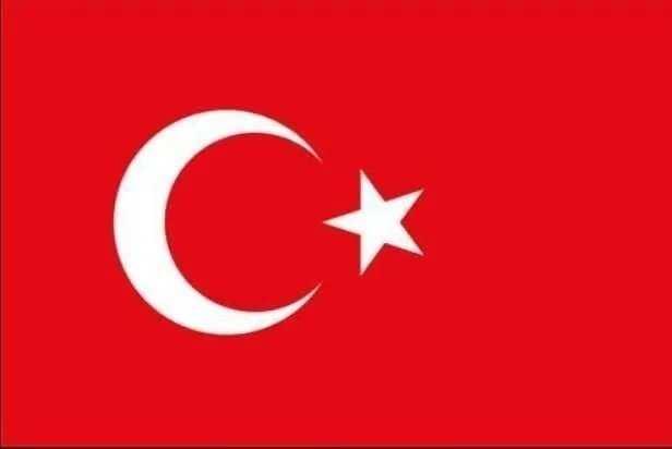 <p><strong>TÜRKİYE CUMHURİYETİ DEVLETİ - 1923 -...</strong></p>

<p>Türkiye, resmi adıyla Türkiye Cumhuriyeti, Kuzey Yarımkürede, Avrupa ve Asya kıtaları arasında, kuşbakışı görünümü kabaca doğu-batı doğrultusunda bir dikdörtgeni andıran Anadolu platosu ve Trakya yarımadası üzerinde kurulmuştur.</p>

