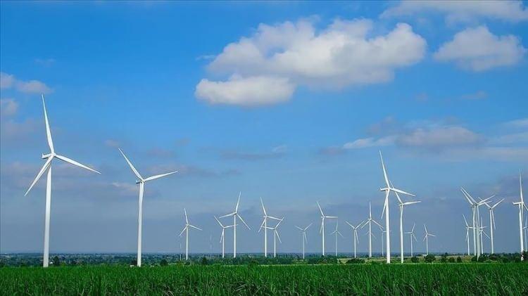 <p>Ülkede gelecek dönemde yenilenebilir enerji yatırımlarının artarak devam etmesi amacıyla güneş enerjisinde asgari 5 gigavatlık üretim kapasitenin tesisine yönelik hücre yatırımlarına megavat başına 8 bin dolara kadar hibe verilecek. Bu paketin toplamı 2,5 milyar doları bulacak.</p>

<p> </p>
