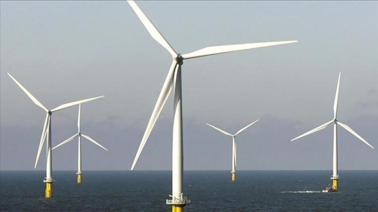 <p>Rüzgar enerjisi alanında da kritik bileşenler ve deniz üstü türbinler gibi ürünlerin imalatının desteklenmesi ve yerli bir rüzgar enerjisi markası inşa edilmesi planlanıyor. Bu yatırımlar için ise toplam 1,7 milyar dolarlık kaynak ayrıldı.</p>

<p> </p>
