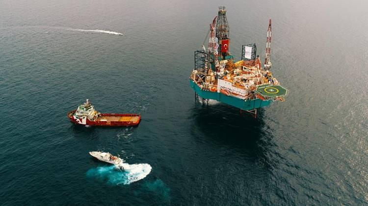 <p>Enerji ve Tabii Kaynaklar Bakanı Alparslan Bayraktar da Kasım 2023'te yaptığı açıklamada, filoya denizde konumlanarak üretim yapabilecek yüzer üretim, depolama ve tahliye (FPSO) gemisinin eklenmesinin planlandığını duyurmuştu.</p>

<p> </p>
