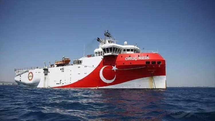 <p>Açık denizlerde iki ve üç boyutlu derin sismik araştırmalar yapabilecek kapasitede modern sevk ve manevra sistemleriyle donatılan MTA Oruç Reis gemisiyle, petrol ve doğal gaz araştırmalarının yanı sıra kara alanlarının deniz altındaki devamlılıklarının izlenmesi bağlamında kıta sahanlığı gibi stratejik öneme sahip bilimsel araştırmalar da etkin bir şekilde icra edilebiliyor.</p>