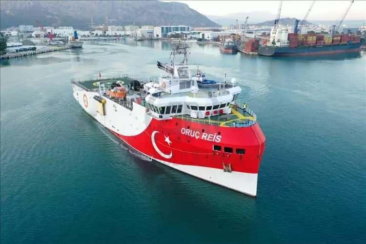 <p>MTA Oruç Reis ile deniz tabanından itibaren 15 bin metre derinlikteki jeolojik yapılar görüntülenebiliyor.</p>