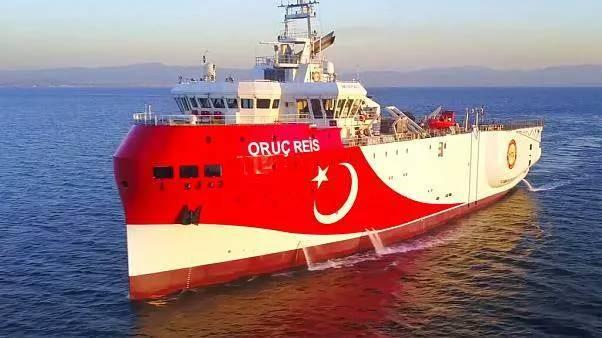 <p>Modern uzaktan kumandalı su altı aracıyla 1500 metre su derinliğindeki deniz tabanı ayrıntılı olarak izlenebiliyor, deniz suyundan ve tabanından numune alınarak ölçüm ve analizler anında yapılabiliyor.</p>